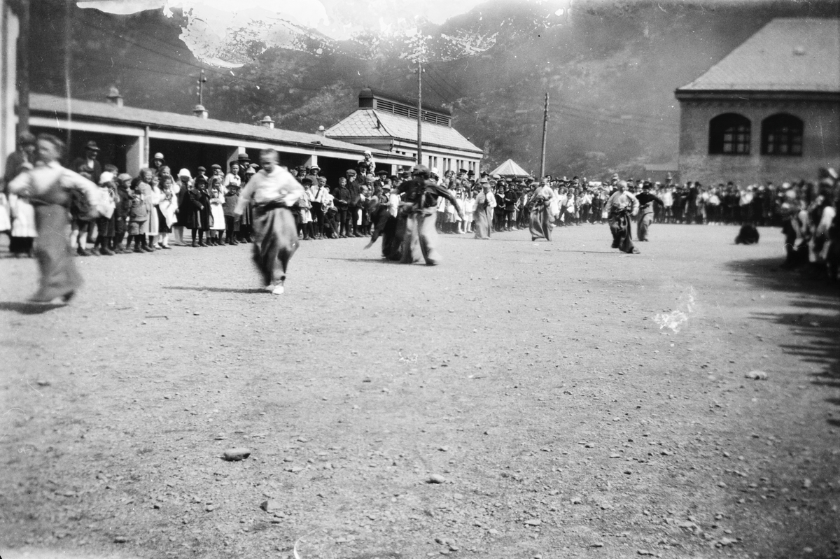 Sekkeløp på Odda barneskole 17. mai 1920