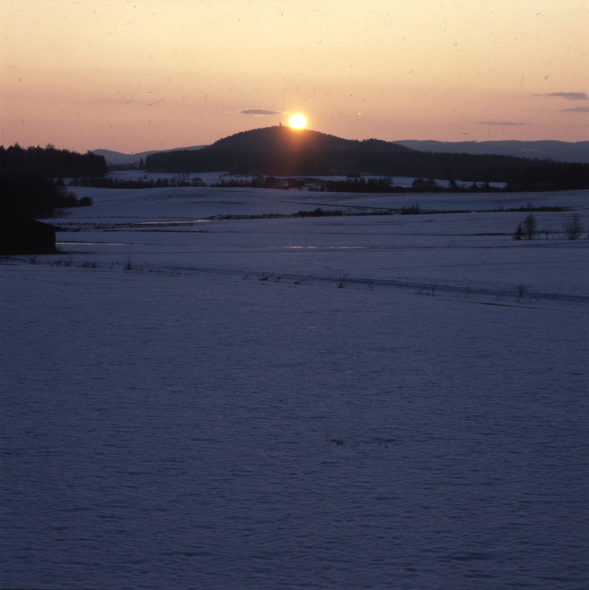 Solnedgång över Bulleberget. Bild tagen från Sunnanåker, Glössbo.