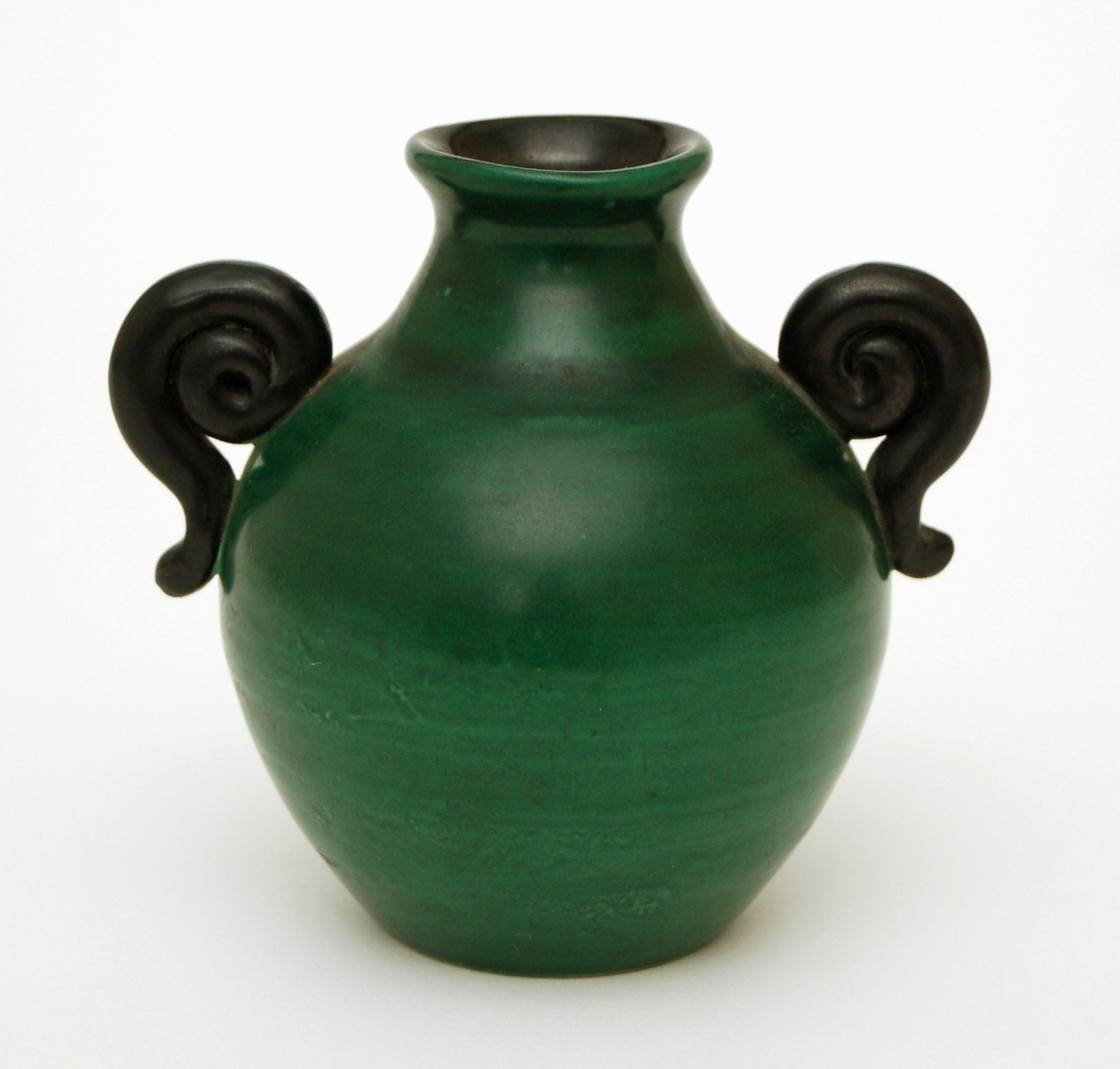 Vas av lergods. Bo Fajans, design Eva Jancke-Björk. Grön med svarta spiralformade hänklar (jfr. GM 30117).