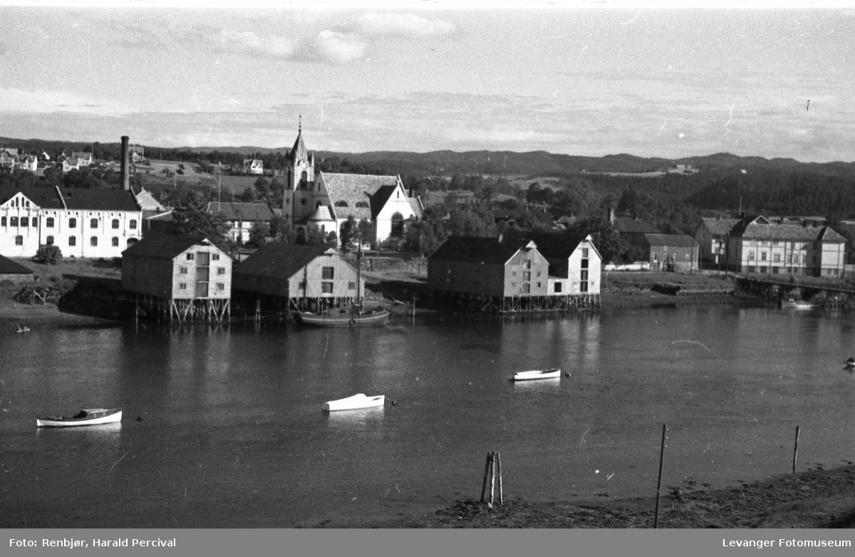 Fra Levangersundet, utsikt mot bryggerekka, melkefabrikken og Levanger kirke.
