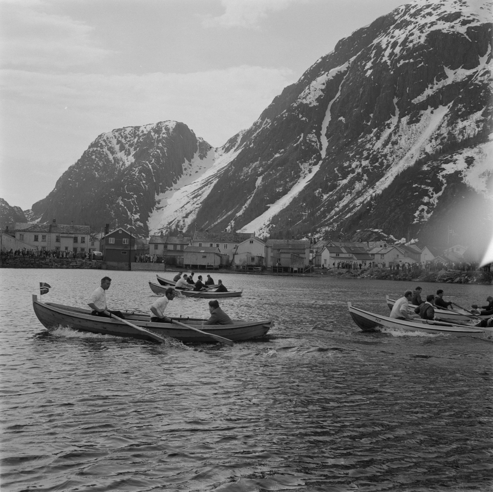 17 Mai i Mosjøen. Kapproing oppover Skjerva, bebyggelsen mot Skjerva før utfyllingen.