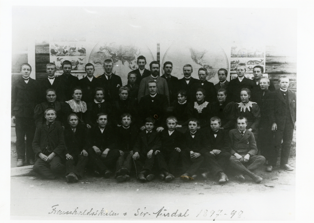 Sør-Aurdal framhaldsskule, 1897-98. Midt på biletet er lærar Olaus Islandsmoen og Ole Thorsrud.
