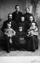 A. Andersen med familie. Bildet er datert med påskrift (trol