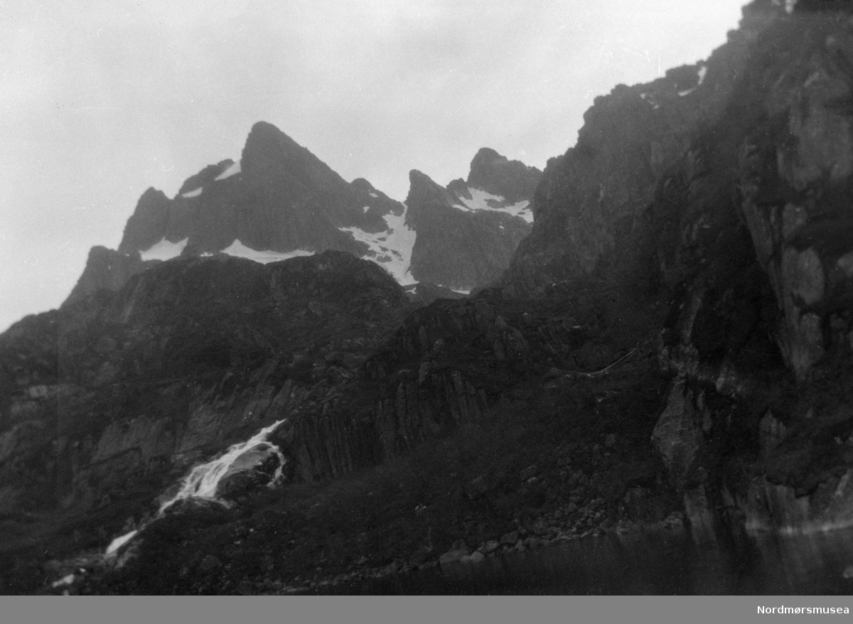 Landskapsfoto. Her fra en fjellkjede. Muligens fra Gudrine Andersens reise til Finnmark etter påført tekst på negativmappe. Fra Nordmøre museums fotosamlinger.