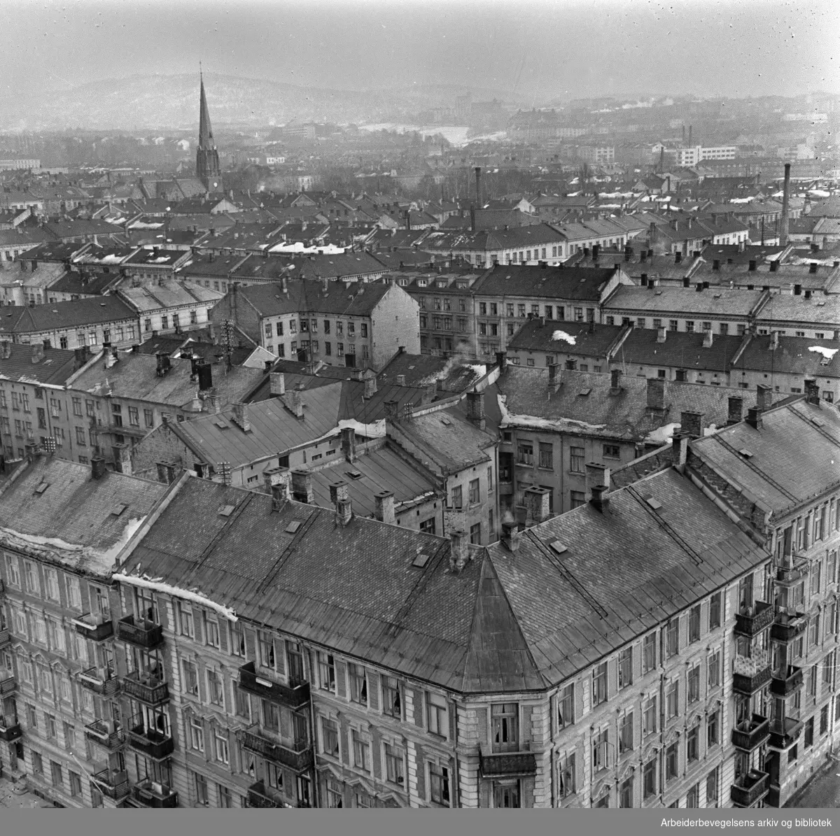 Grünerløkka, gamle gårder- og bakgårder. Saneringer. Fotografert fra taket av Bjølsen Valsemølle, N. Foss. Februar 1959.