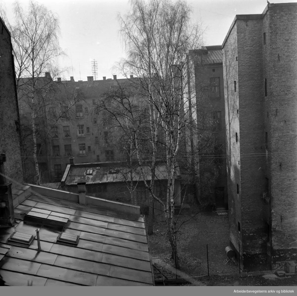 Grünerløkka, Gamle gårder- og bakgårder. Saneringer. .Trange gårdsplasser på Grünerløkka. November 1957