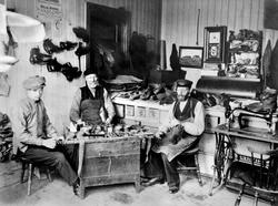 Skomakermester Johan Henrik  Pettersen i sitt verksted i St.