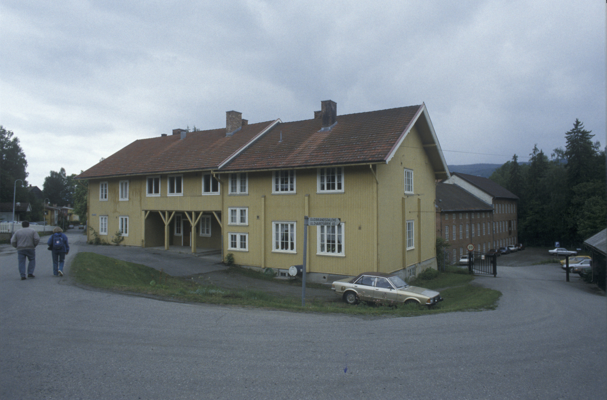 Lillehammer, Sorgendal, bolighus i Morterudvegen. Arbeiderbolig tilhørende Gudbrandsdalens Uldvarefabrik A/S er i bakgrunn, 2 dubl.
