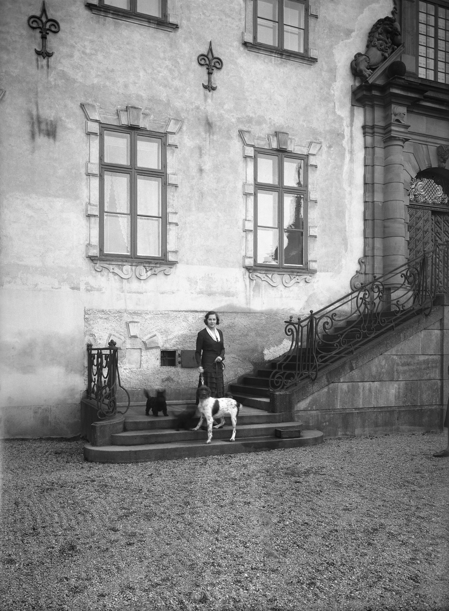 Markisinnan Lagergren med två hundar stående på trappan till Tyresö slott, 1930.