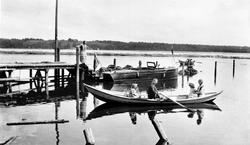 Slepetangen i Trøgstad med M/S Sprøit og folk på rotur, ca. 