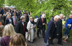 Kong Harald V og ordfører Einar Busterud i front. Dronning Sonja flankeres av Magne Rugsveen, avdelingsdirektør ved Anno Domkirkeodden (t.v.), og fylkesmann Sigbjørn Johnsen.