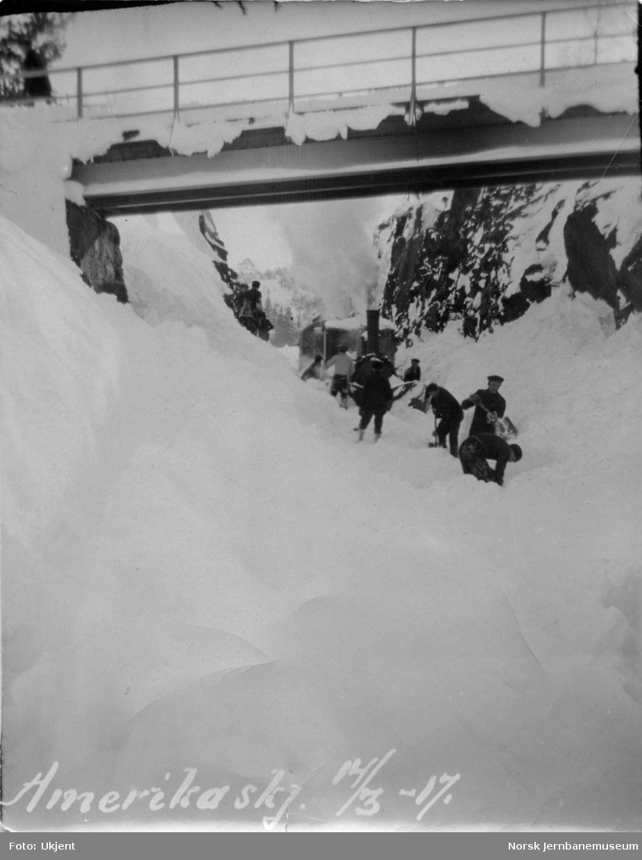 Snøryddingstog på Treungenbanen med to damplokomotiver av type IV, i Amerikaskjæringen mars 1917