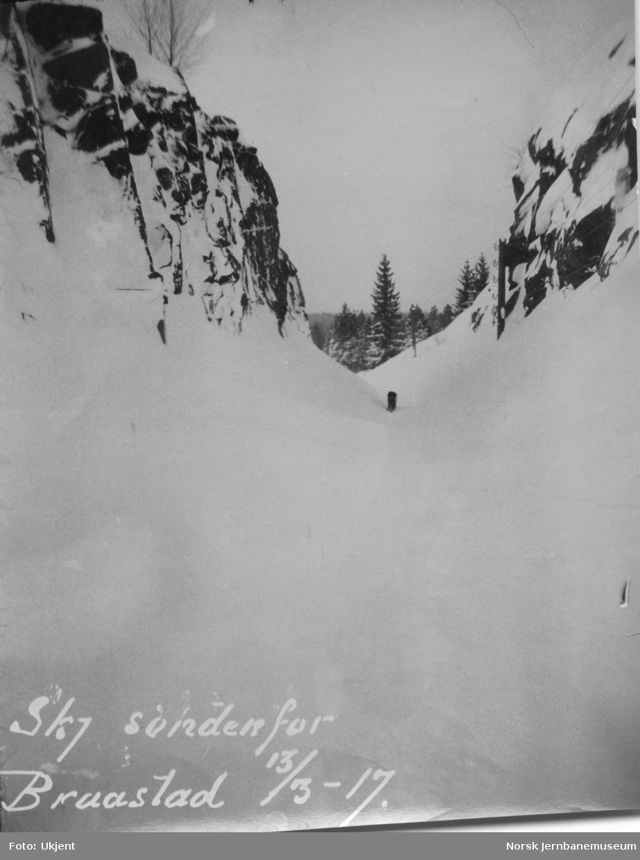 En nedsnødd Treungenbane ved km 4,8, skjæringen sør for Bråstad, mars 1917