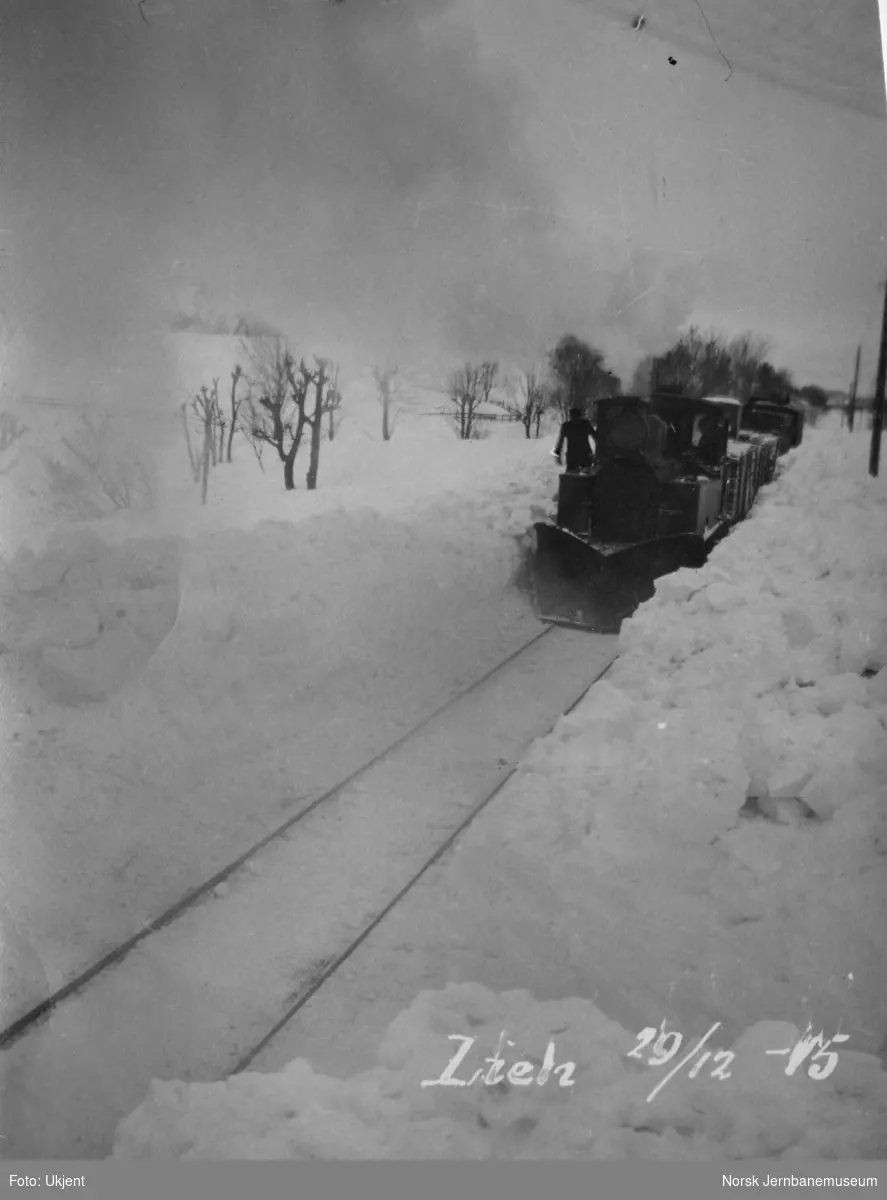 Tog ved Lien stoppested julen 1915 - damplokomotiv type XXV