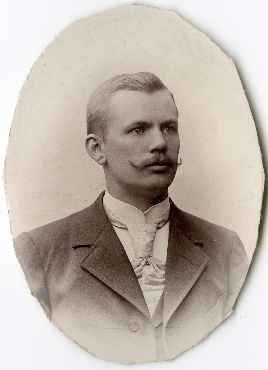 Porträtt av E. Ahlbom vid Stockholms Tyg-, ammunitions- och gevärsförråd.