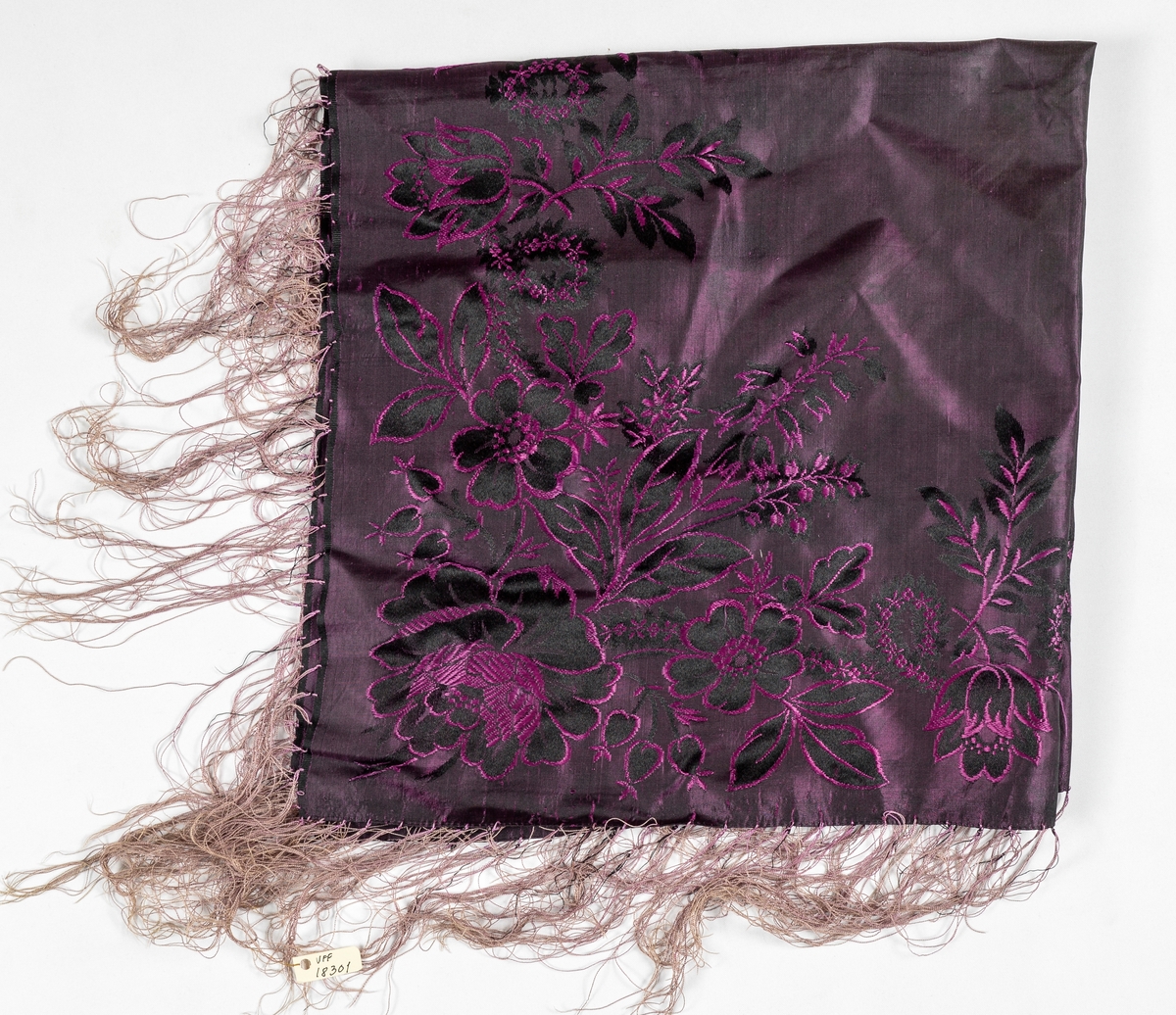 Tørkle i silkedamask i svart med rosa og svart. Påsette silkefrynser.