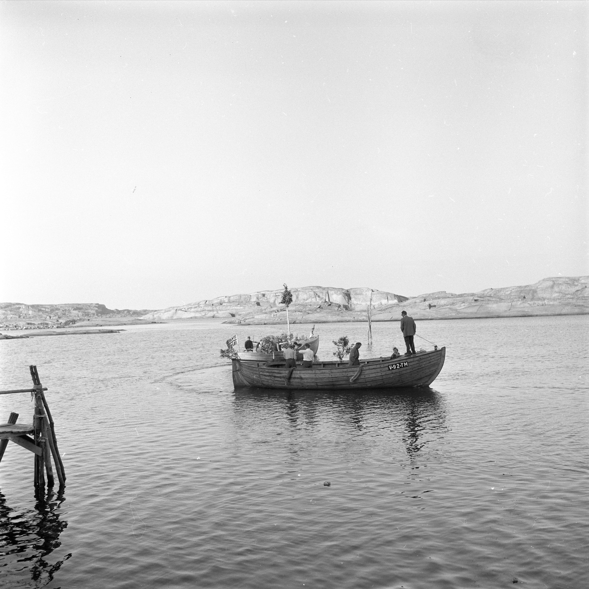 St. Hans, Vestfold, Tjøme, Verdens Ende, 23.06.1960. To båter i skjærgården.
