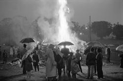 Norge, 23.06.1964. St. Hans feiring. Bål og mennesker med pa