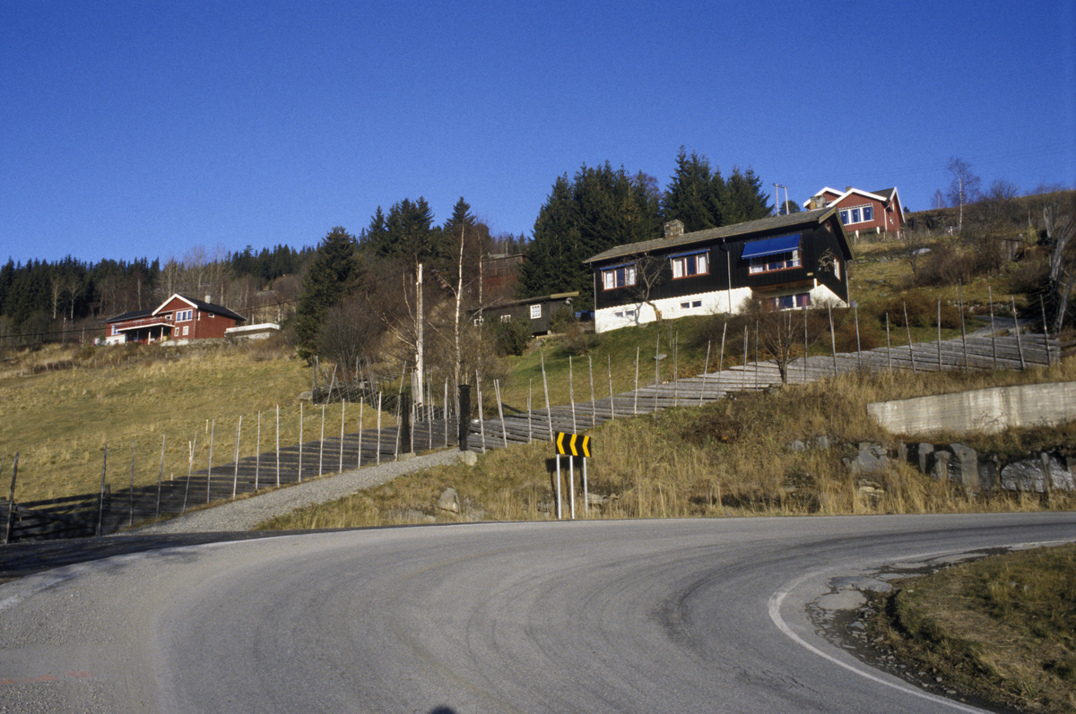Lillehammer, Nordre Ål, Nordsetervegen, Bergesvingen, bebyggelse, mot øst. Mørke brune huset er Nordetervegen 300.