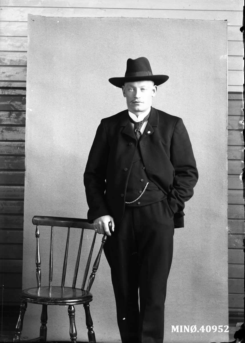 Portrett av mann med flott hatt - K. Olsen
