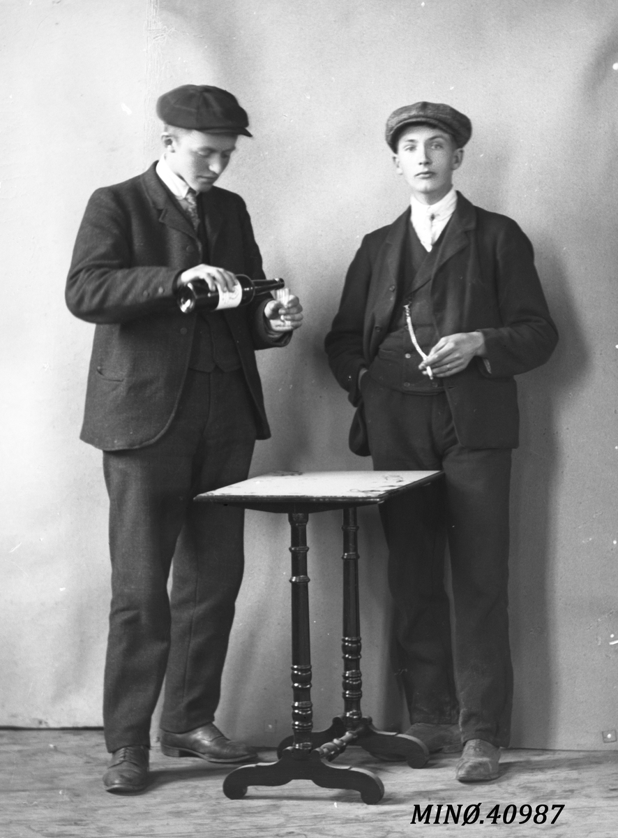 Portrett av to unge menn - Håkon Frankmo (1891-1913) til høyre. Kontorist på Folldal verk.