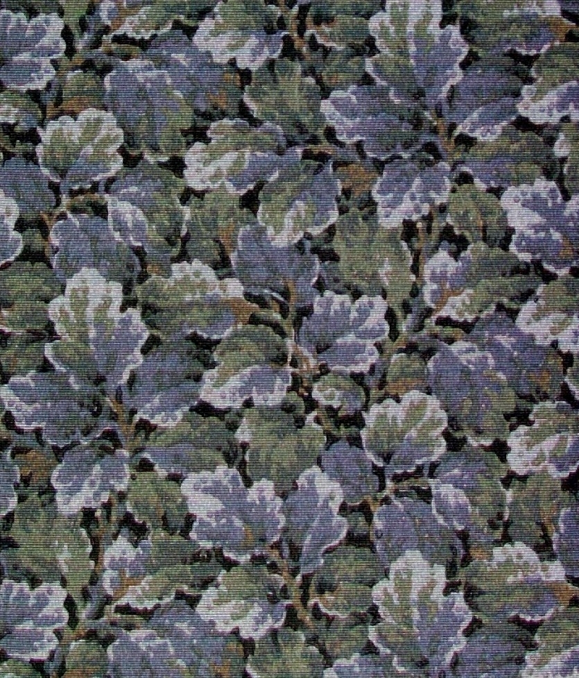 Ett tätt ytfyllande bladmönster i flera grågröna och gråblå nyanser. Övertryck med rutmönster.