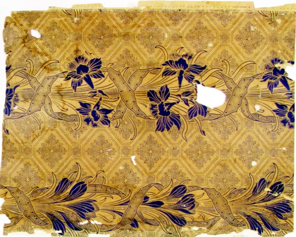 Lodrätt återkommande irisbuketter dekorerade med spetsar över ett mindre snedrutmönster. Det lodrätta blommönstret varieras med krokos-buketter. Tryck i marin på ofärgat papper.