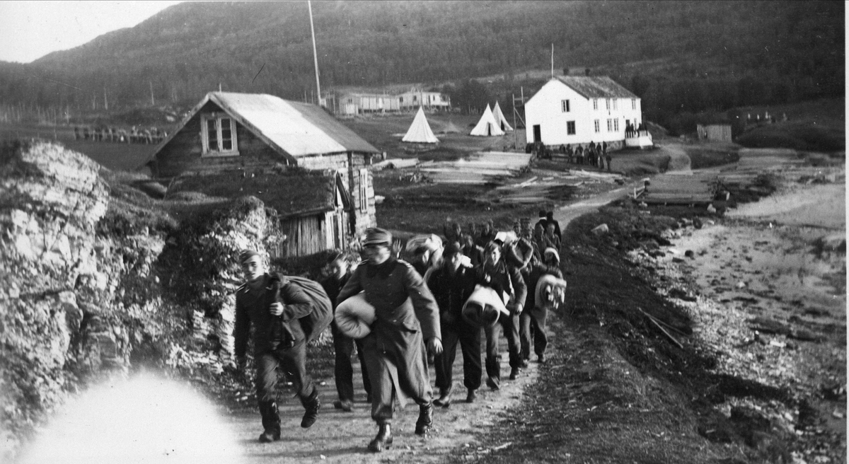 Løslatte tyske krigsfanger marsjerer ut av leiren på Skorpa.