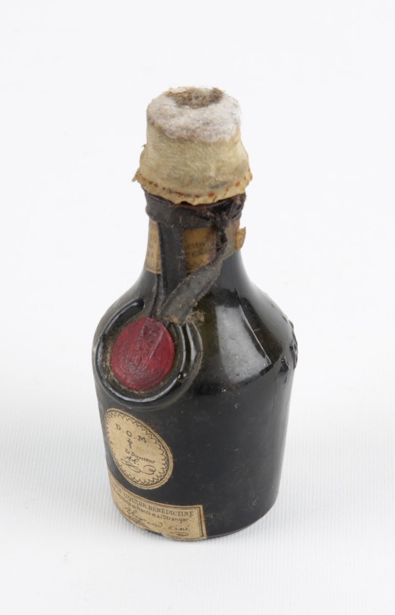 Liten likørflaske med forseglet kork.