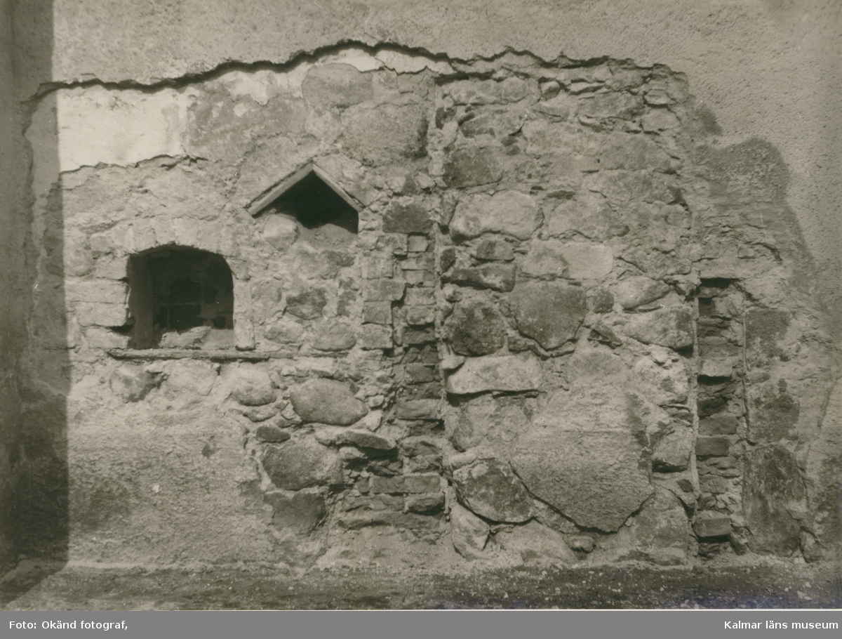 Ett murverk framträtt under putsen på Mortorps kyrka vid en arkeologisk undersökning. Två fönsteröppningar syns.