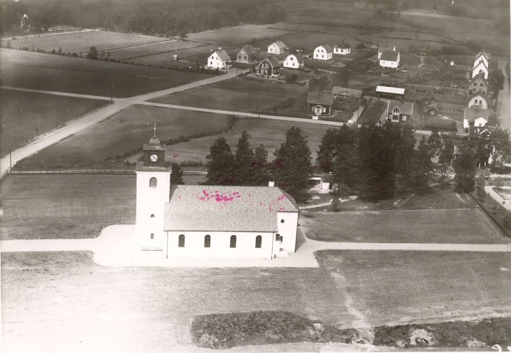 Flygfoto över Hultsfreds kyrka.