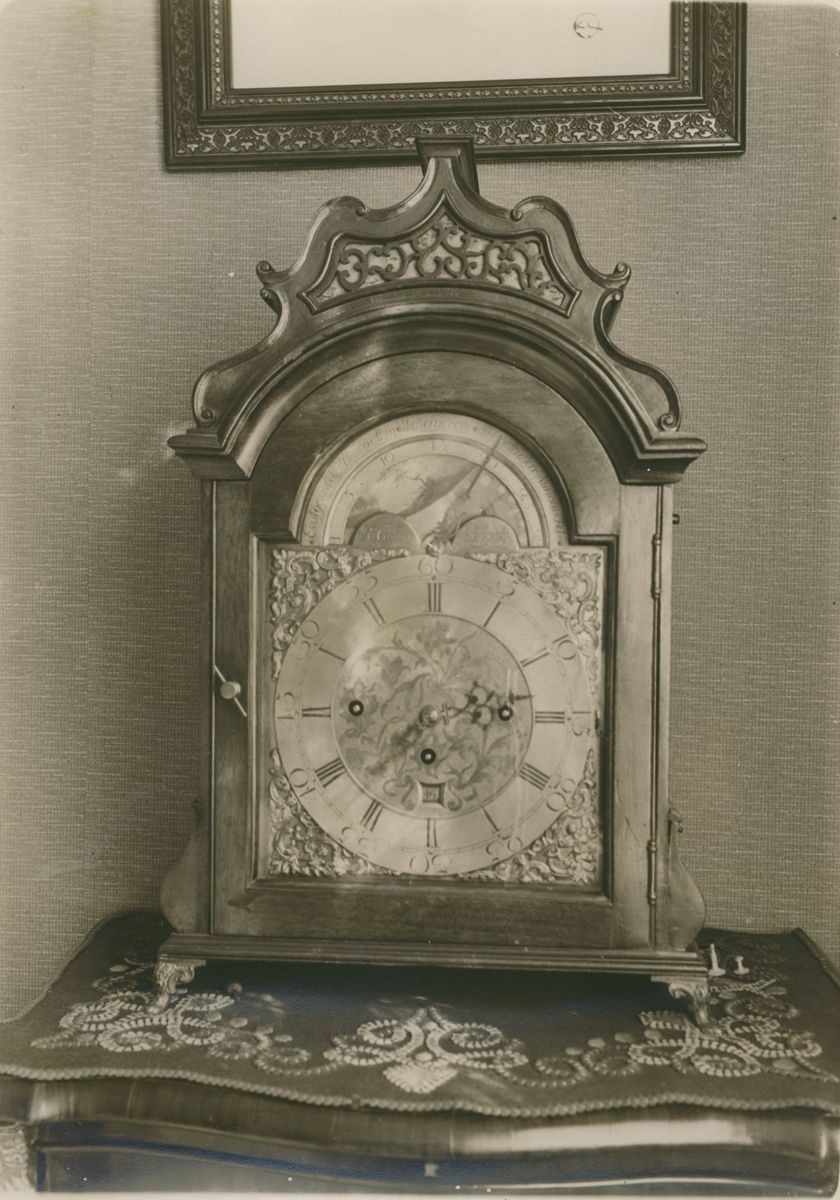 Ett ur med punsnade ornament och mahognyträ.