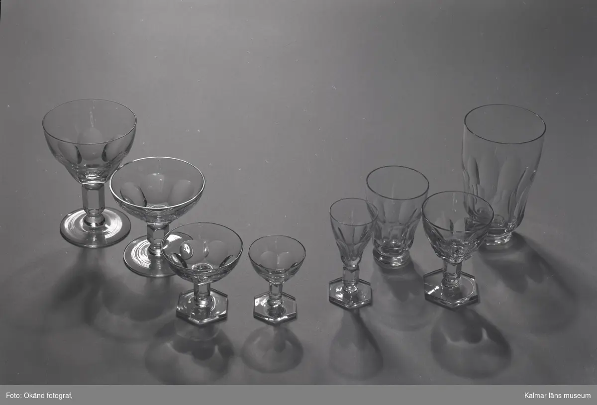 En glasservis ifrån Målerås Glasbruk. Champagneglas, likörglas, selterglas, vinglas och ett grogglas. - Kalmar läns museum DigitaltMuseum