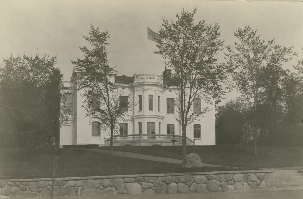 Villa Skansen. Den som lät bygga villan 1883 var handlaren och v. konsuln John Oskar Roosval.Arkitekten John Wilhelm Löfmark har ritat villan.