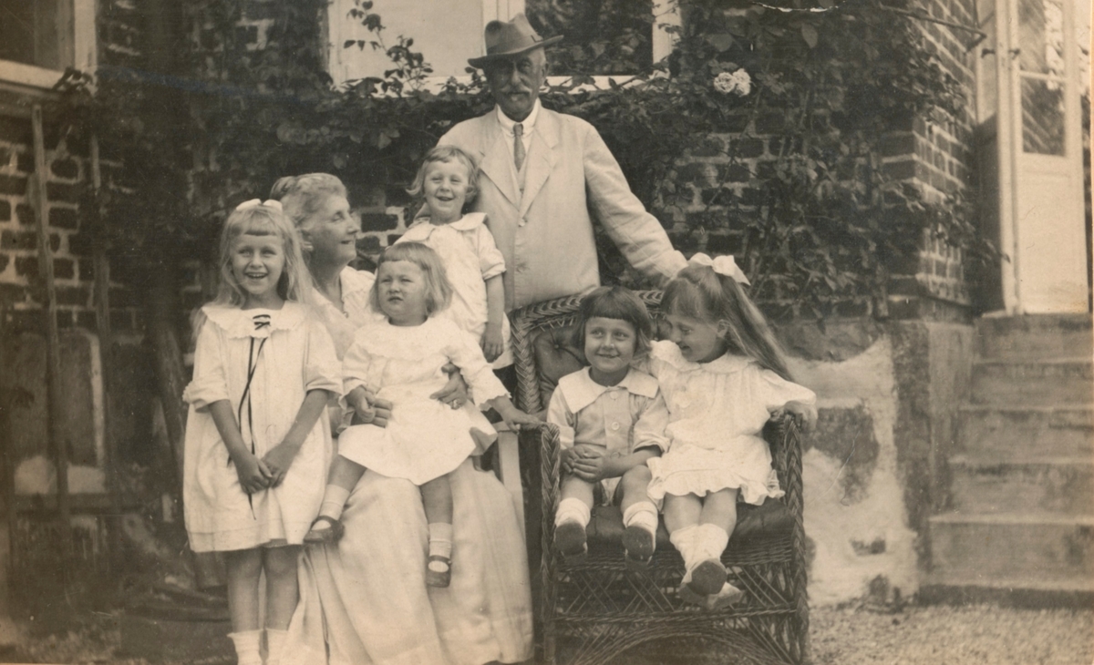 Greven och grevinnan Otto Thott med sina barnbarn (Bonde på Eriksberg).