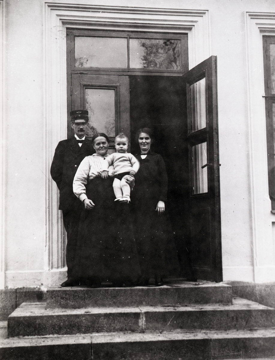 Stationsskrivare Ivar Mansfeld (född 1890-05-31) med hustru Salvina (Salla) (född Karlsson, namnbyte till Berglinder 1910) född 1891-11-21, sonen Bertil (född 1917-11-13) samt Salvinas mor Magdalena Serafia Johansson (född Andersson) från Varberg.