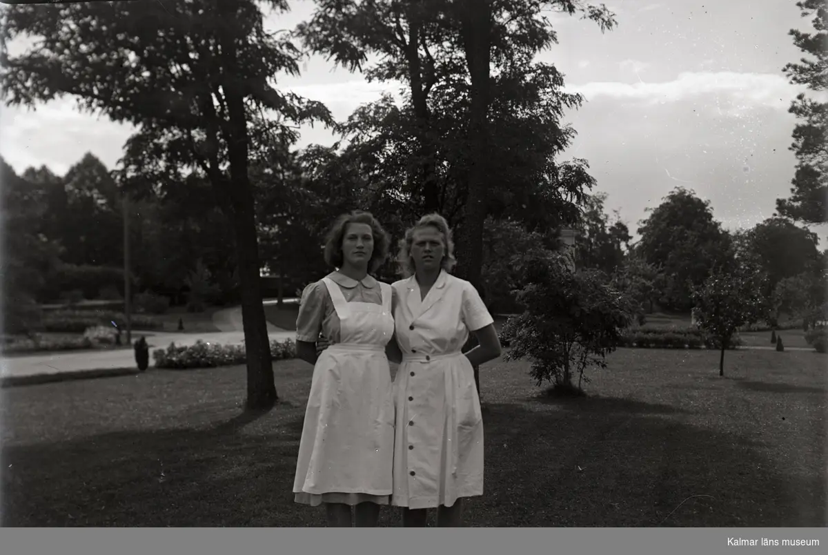 Två kvinnor i uniform, bilden publicerad i Barometern 1938.