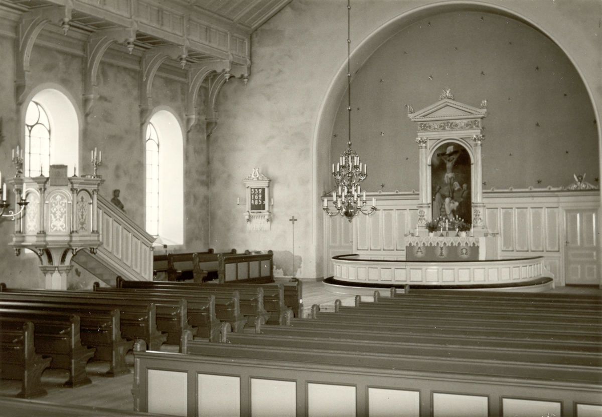 Altaret i Hannäs kyrka innan restaurering, med altartavlan som är målad av  prosten Gustaf Lundqvist från S:t Anna.