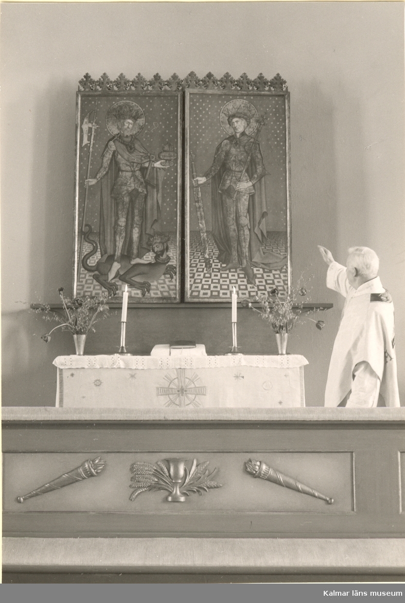 Altarskåp i Rumskulla kyrka. Till höger prosten Hugo Rumar.