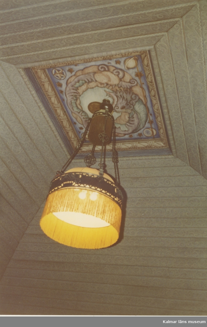 Lampa i hall på övervåningen i villa Solbacken.