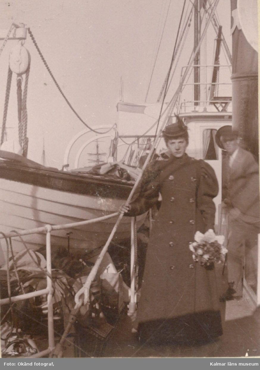 Elvira Bergman på ångfartyget Thjelvar vid Circus Bergmans avresa från Kalmar 1895.