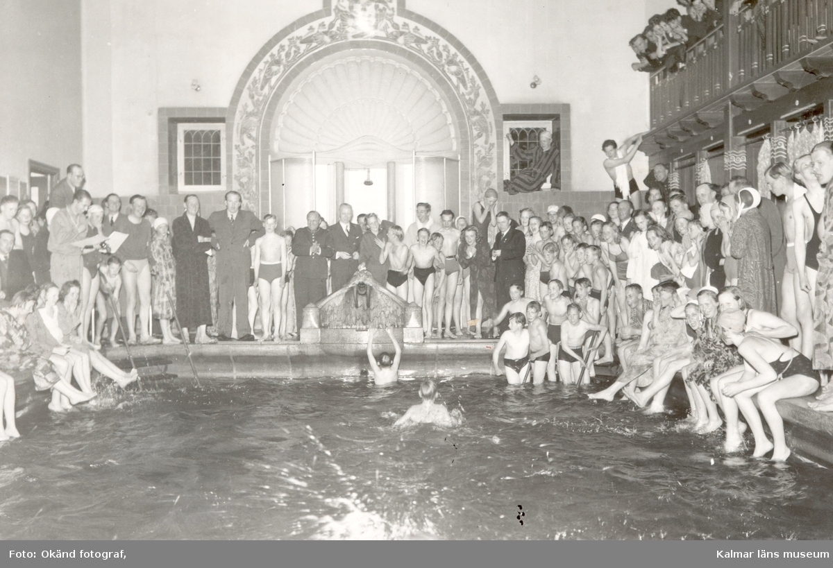 Bild tagen i varmbadhuset i Kalmar. Barn badar i en bassäng.