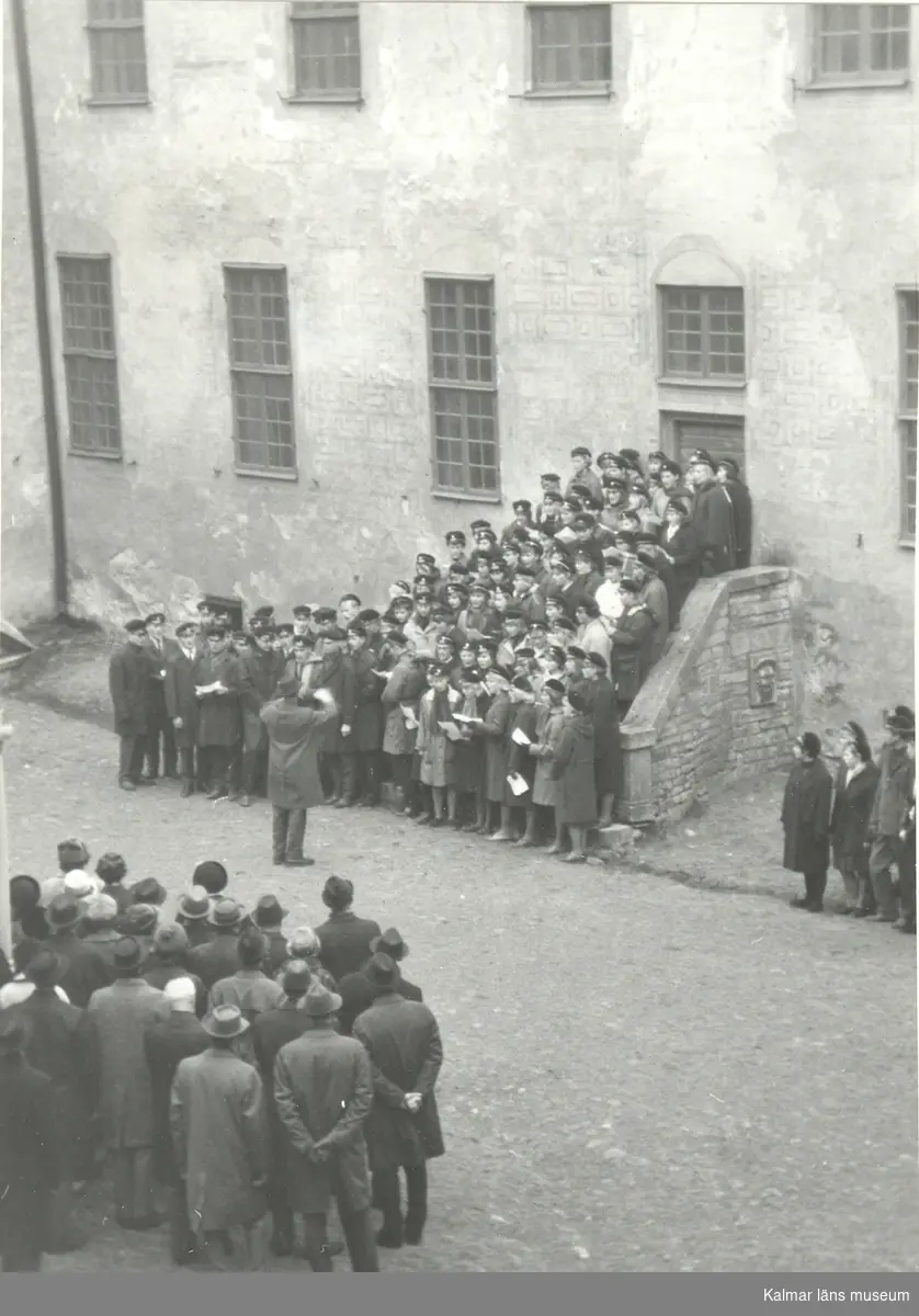 Firande av Gustav VI Adolfs dödsdag.
Gymnasiekören.