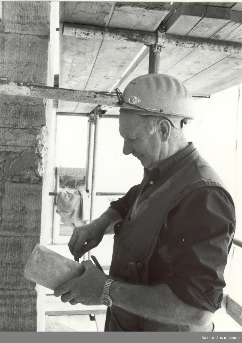 En man arbetar med fasadrenovering på Kalmar domkyrka.