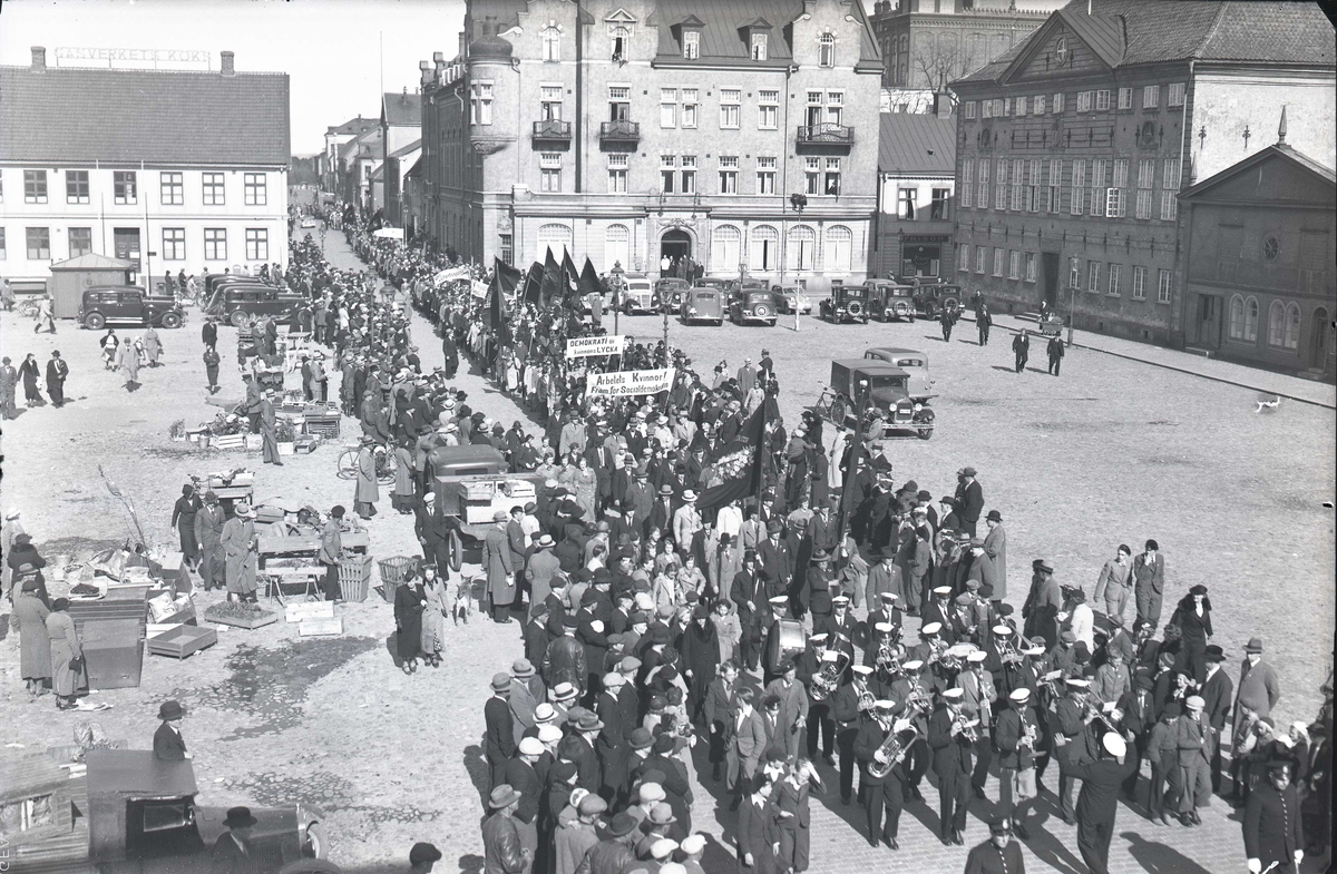 Demonstrationståg, troligen 1:a maj, på Stortorget i Kalmar.