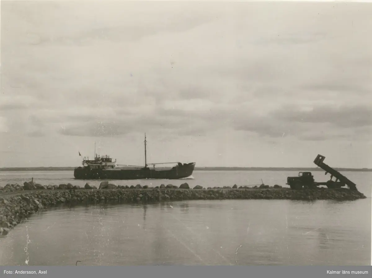 Ett lastfartyg utanför en pir i Kalmars hamn.