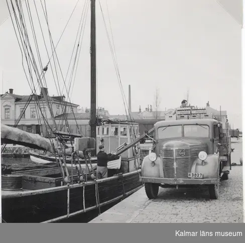 En av Kalmar bryggris bilar levererar till en skuta i Tullhamnen, möjlligen är det teaterbåten Helene.