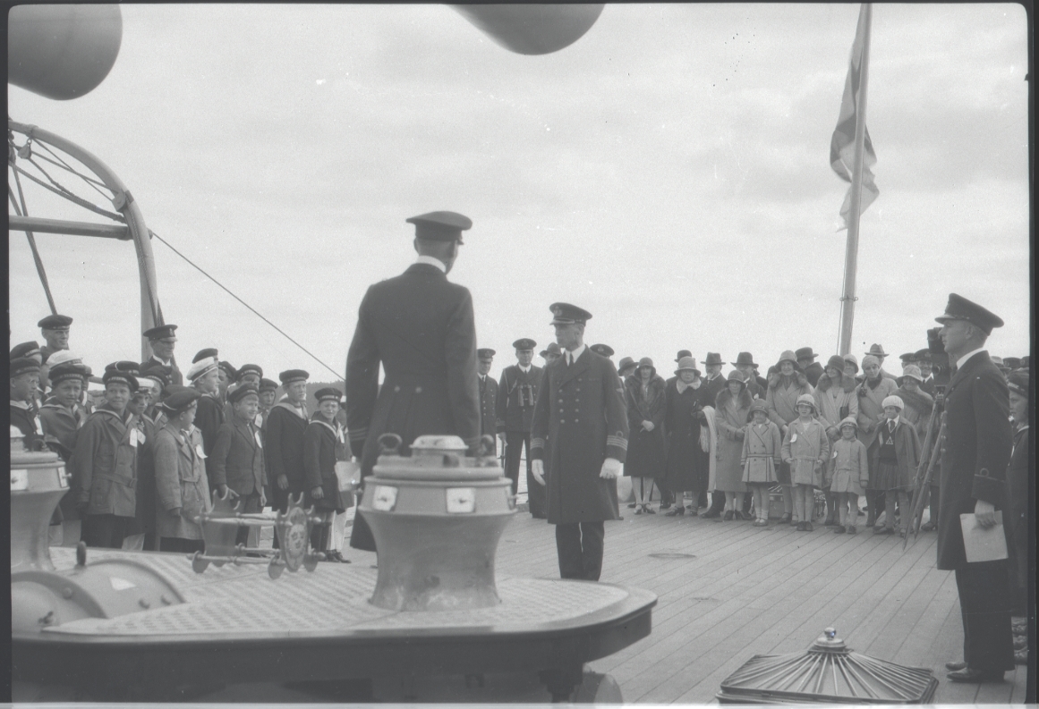 Örlogsflottans ungdomsdag i Saltsjöbaden 8 september 1929, ombord på pansarskeppet SVERIGE.
Kapten Ulff lämnar av till fartygschefen kommendörkapten Öhrnberg.