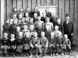 Jørgentvedt skole i Trøgstad med lærer H. B. Dahl i 1897.
D