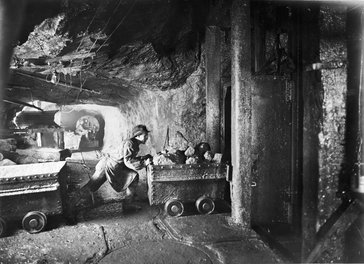 Dalkarsbergs gruva.
Insättning av vagn i hiss, avbildad: Evert Öberg. Bilden inkom 1937.
